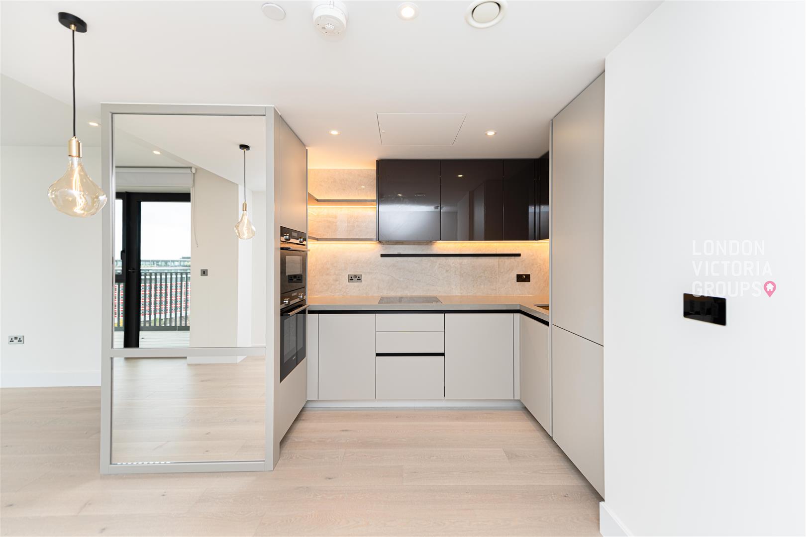 2 bed property in Fountain Park Way, London